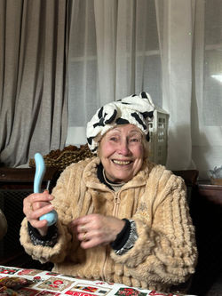 Antonia Gomez  ( La Abuela del novio )
