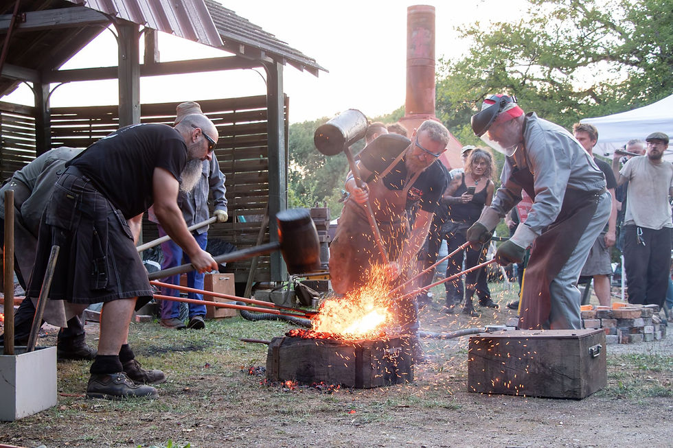 Edition "forge et métallurgie" de 2025 : Martelage de la loupe de fer. Cette étape : "le cinglage", permet d'homogéneiser la loupe de fer et d'enlever les scories (résidus du minerai) Crédit photo Milena Lassalle