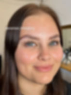 Ung blond kvinna efter Brow Lift och Lash Lift med definierade bryn och framhävda fransar i Helsingborg
