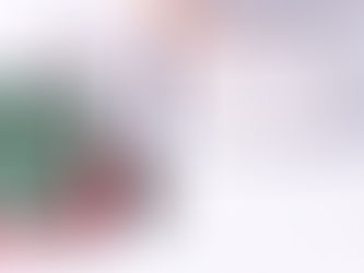 mano che scrive su diario, altri diari e quaderni di lato - pratica di journaling