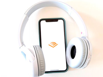 cuffie appoggiate sopra smartphone che esegue applicazione Audible