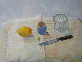 Stilleben med citron, kniv, kopp och glas