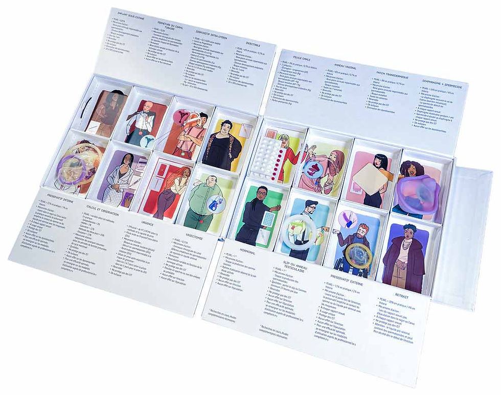 Boîte pédagogique ELEKTO ouverte, contenant contraceptifs 3D, personnages illustrés et fiches explicatives