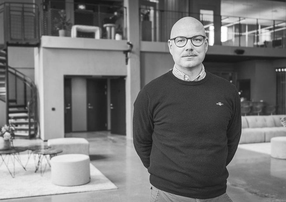 Svartvit porträttbild på Niklas Engdahl, försäljningschef SWTQ