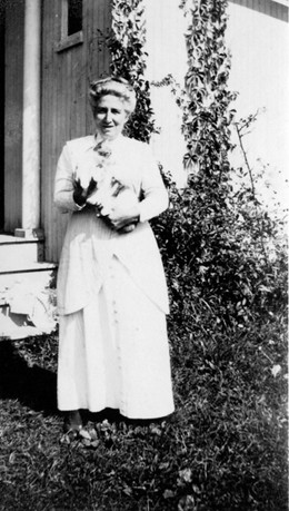 P-2920 Woman with cat P-2919 young woman unidentified (Rolf Coll.).jpg