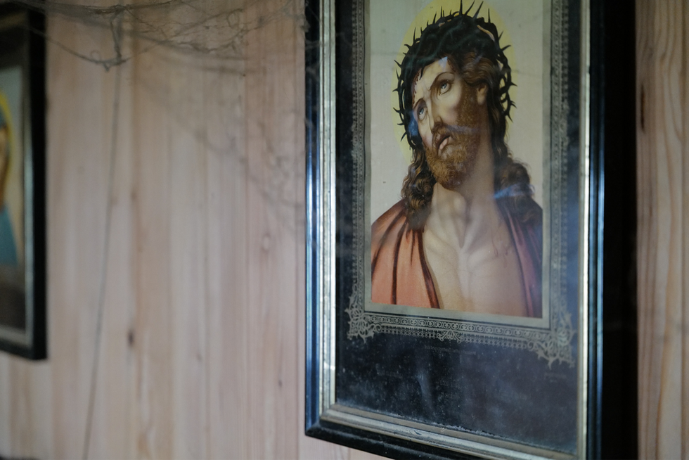 Heiligenbild im Schlafzimmer an einem Lost Place