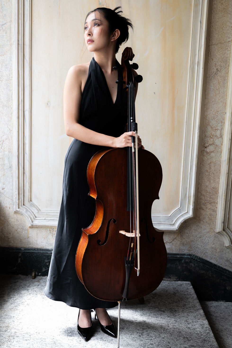 Cellistin in einem alten Treppenhaus