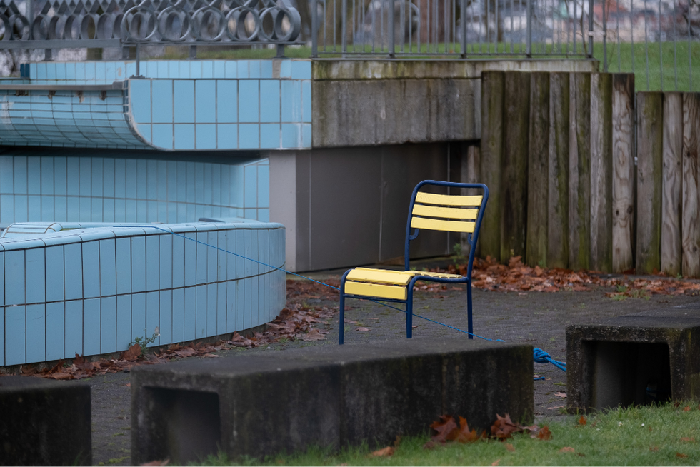 Gelber Stuhl im Lido Luzern