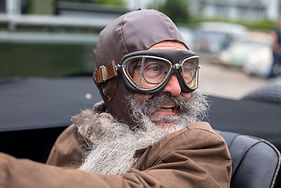 Porträt Mann im Oldtimer Caroline Mohnke Meggen