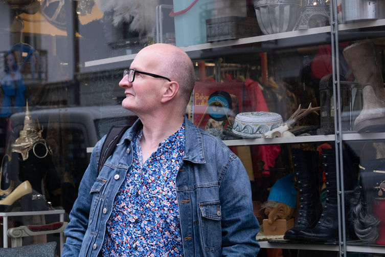 Porträt von Jean vor einem Schaufenster