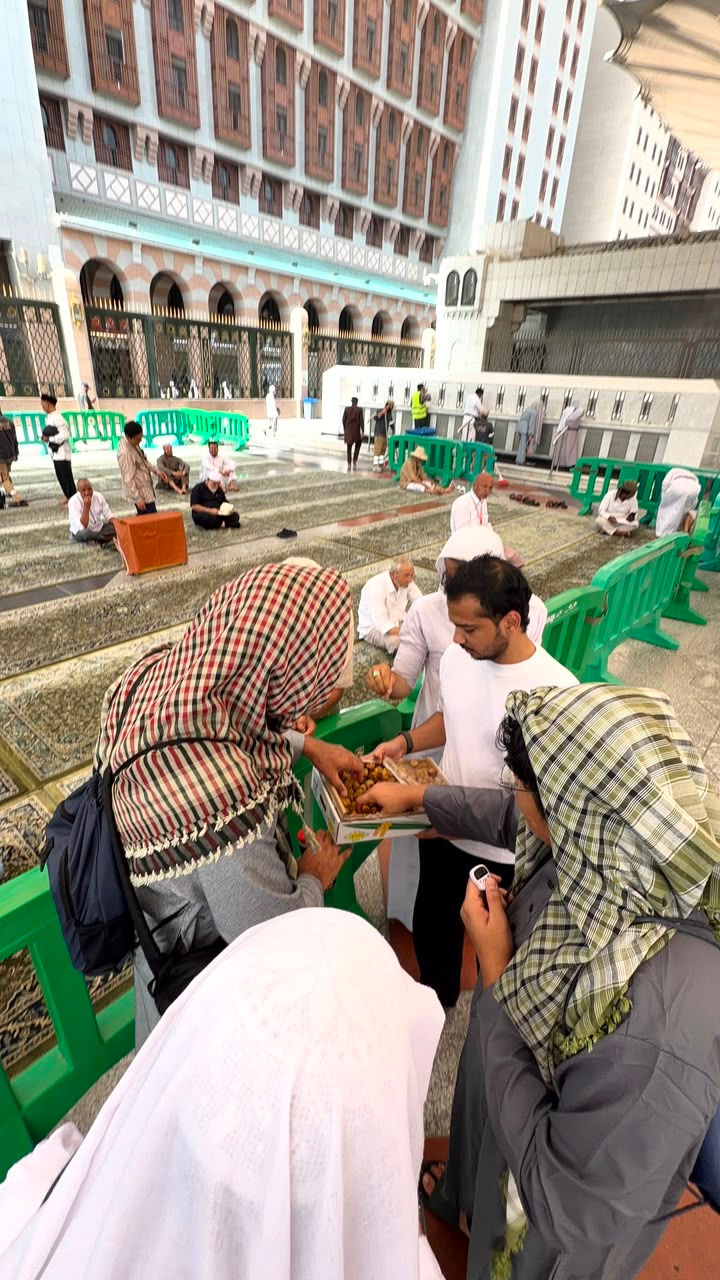 Distribute Dates In Makkah & Madinah