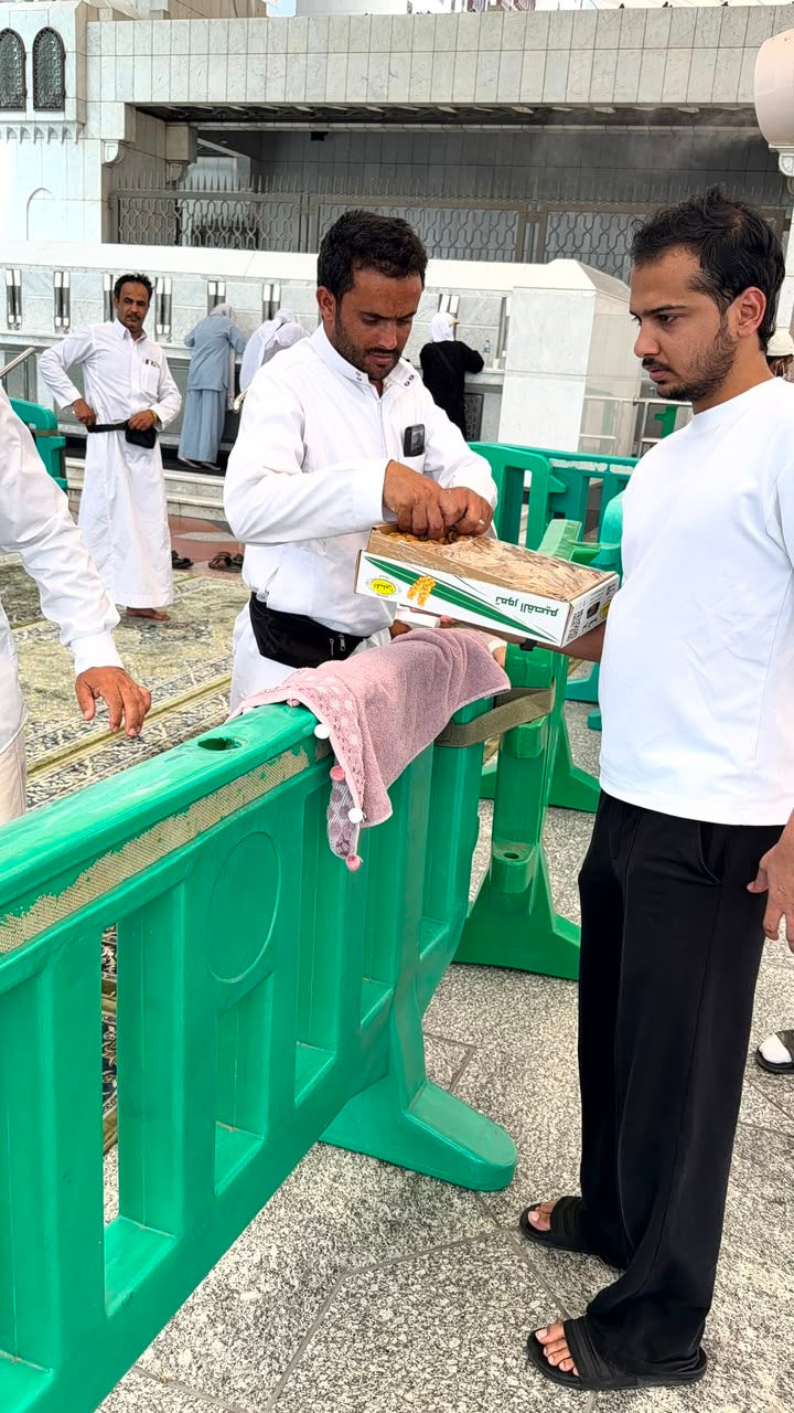 Distribute Dates In Makkah & Madinah