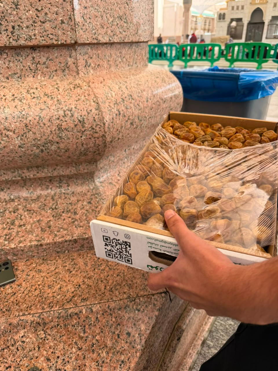 Distribute Dates In Makkah & Madinah