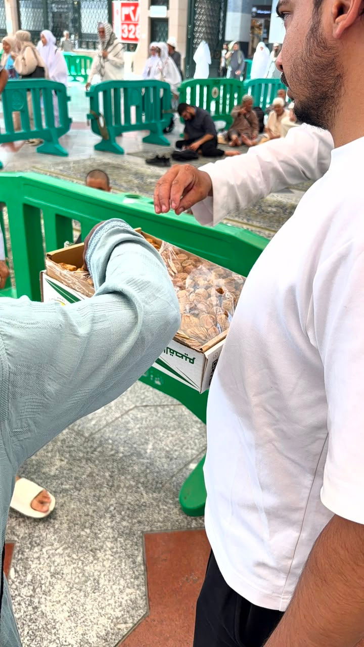 Distribute Dates In Makkah & Madinah