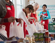 Les bénévoles d'emballage alimentaire