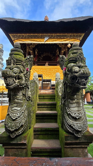 Naga serpent guards infront of a small set of steps, leading up to an alter highlighted by yellow cloths
