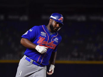 Chris Carter Empata Récord de Héctor Espino