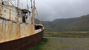 „Ræs mella, það er að koma skip!“