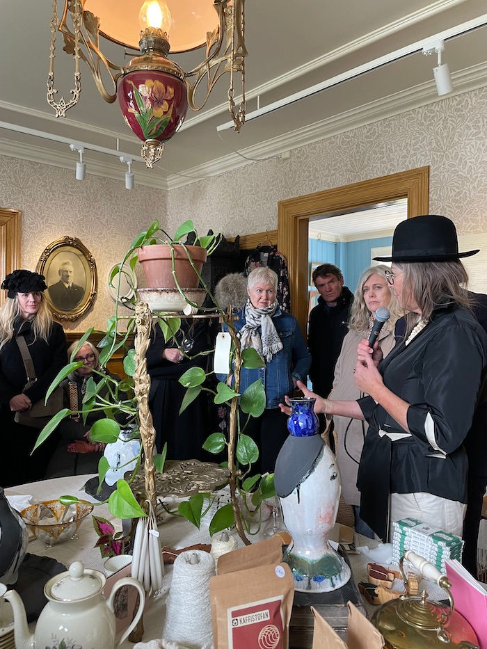 Margrét Jónsdóttir spjallar við sýningargesti. Ljósmynd aðsend.