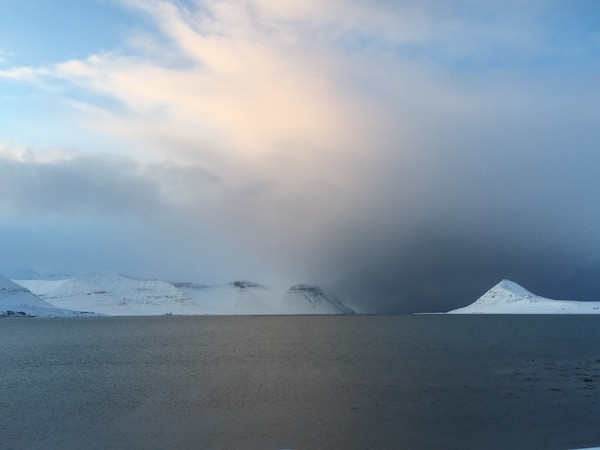 Arnhildur Lilý Karlsdóttir, pistill, Vestfirðir, Þingeyri, sólin, árstíðir, landsbyggðin, úr vör, vefrit