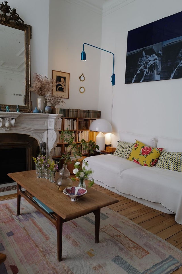 séjour déco bohême entre objets chinés, objet design, vieilles affiches au mur et fleurs séchées