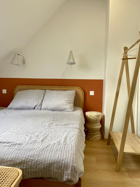 Aménagement et décoration sur-mesure pour cette chambre parentale