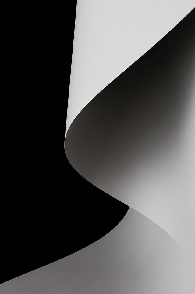 jeu de lumière noir et blanc, courbe et élégance en noir et blanc
