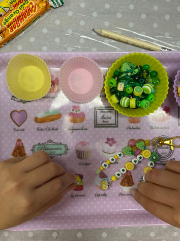 Atelier Gris Souris propose des ateliers bijoux pour les anniversaires à Versailles Cour Duplessis