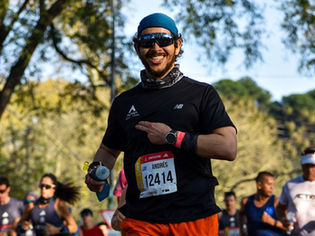 Andrés Finozzi sonriendo mientras corre la Maratón de Buenos Aires