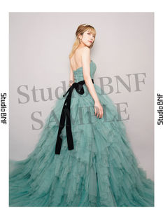 ブルーグリーンのボリュームのあるドレス