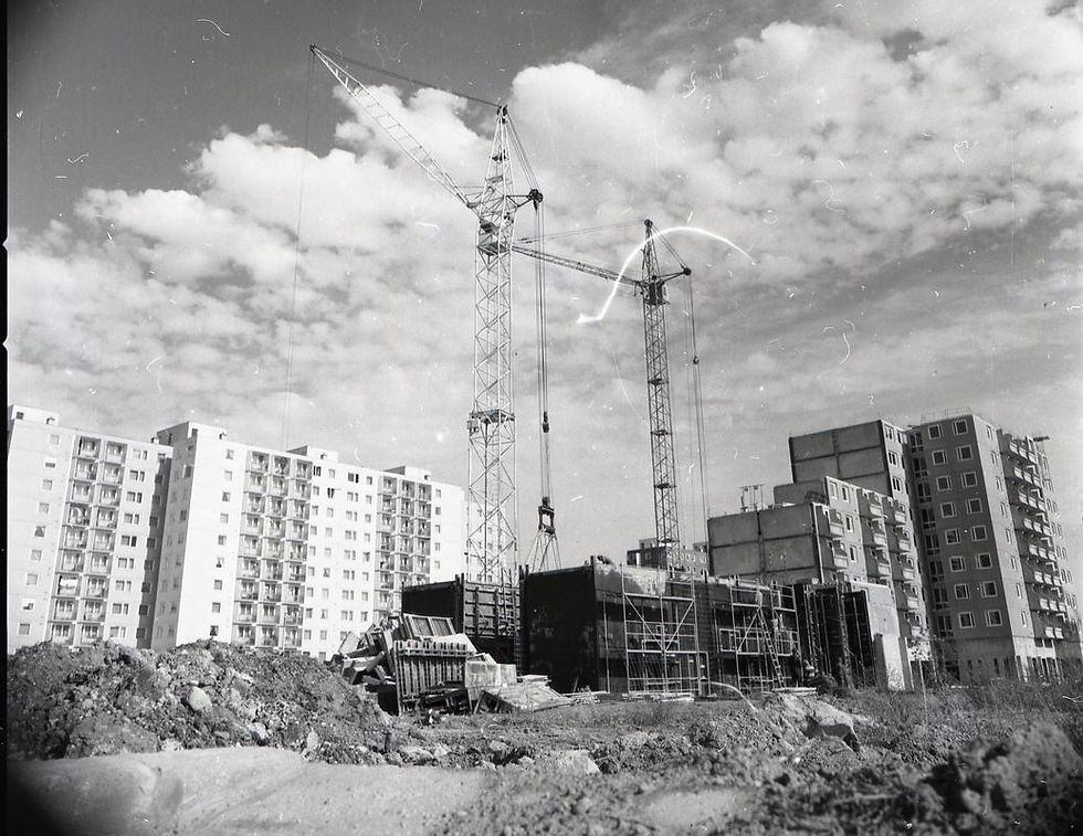 épülő panelház daruval