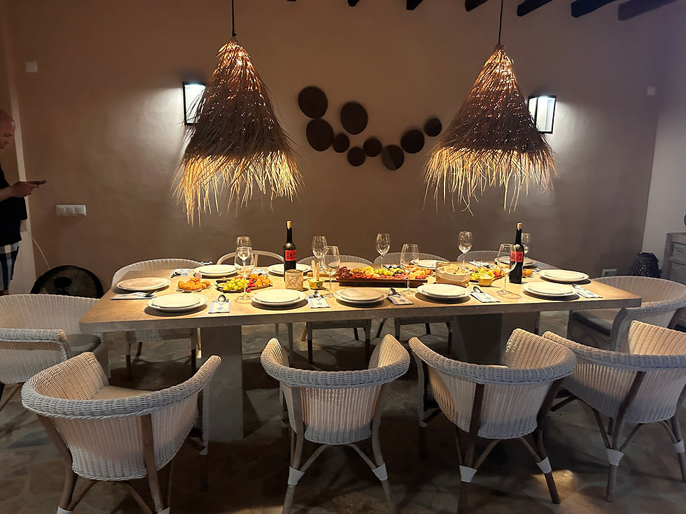 Hay cenas que empiezan mucho antes de sentarse a la mesa.