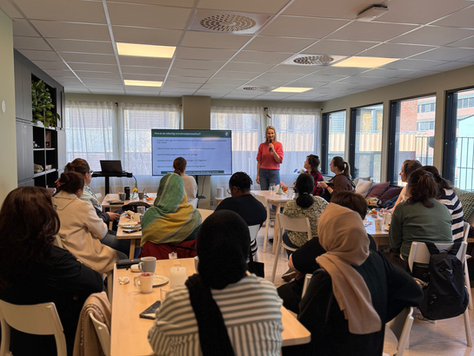 Denise Stokke holder foredrag om menstruasjonssyklus