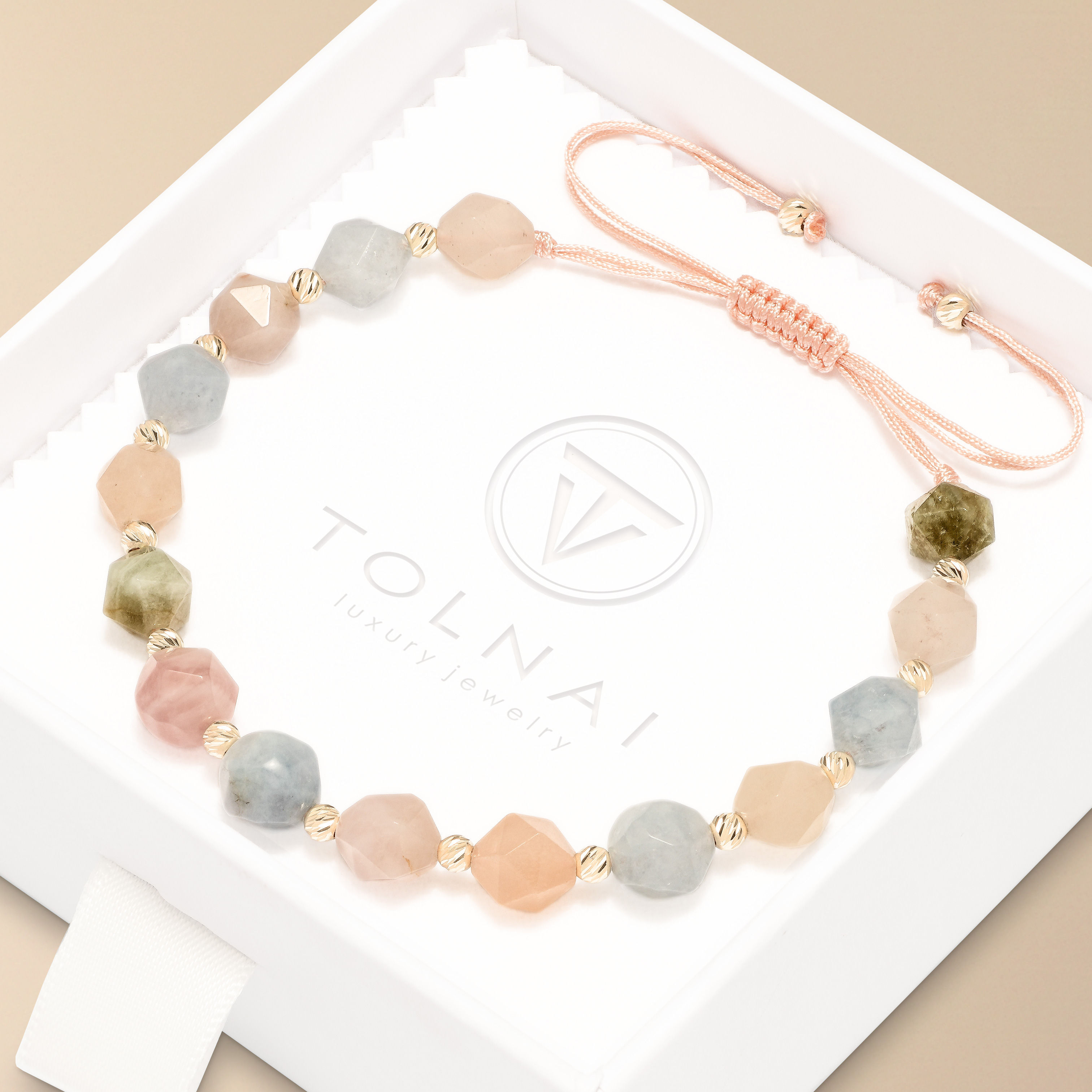 Óra kísérő karkötő arany gyöngyökkel, értékes, színes ásványokal - egyedi női ékszer.