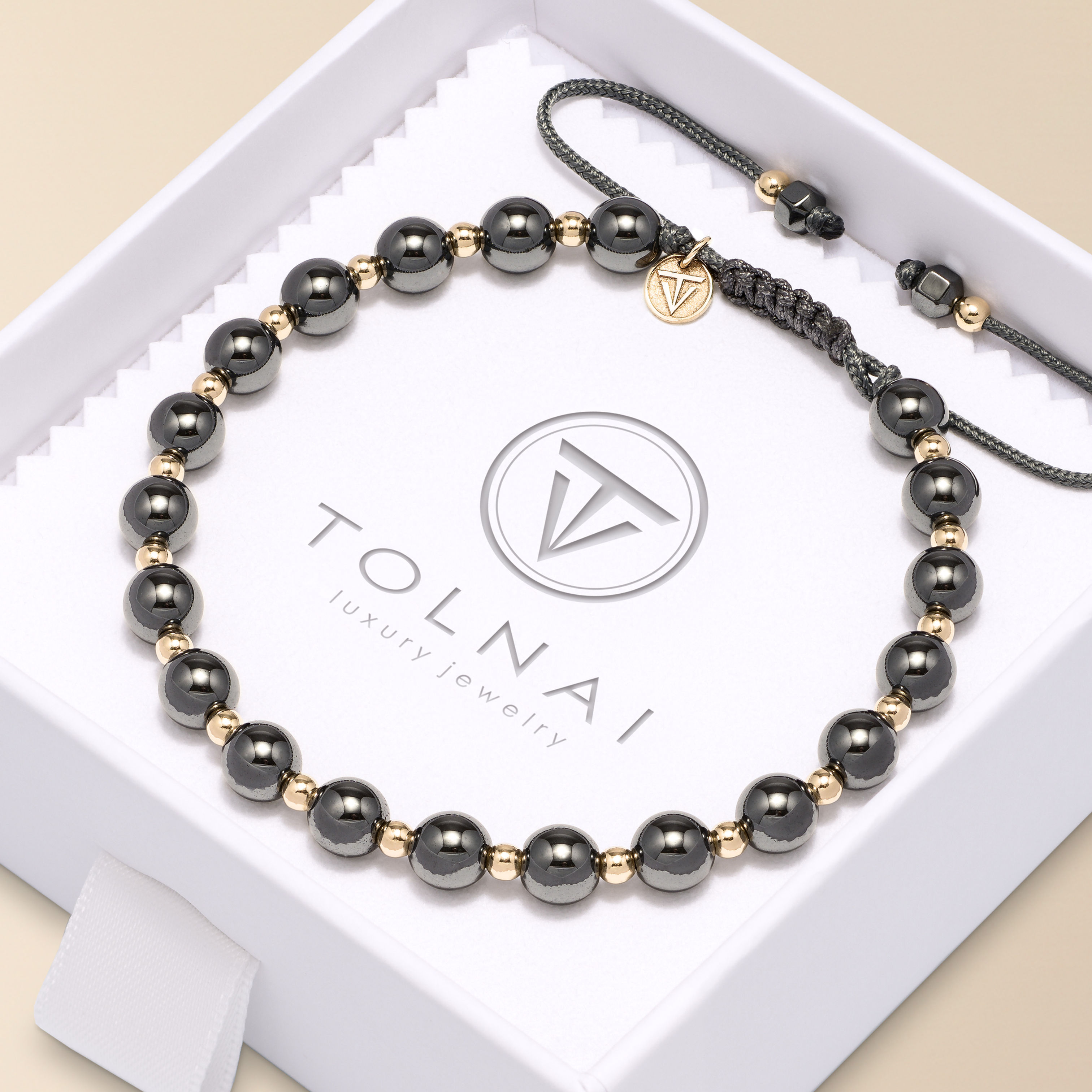 Arany óra kísérő karkötő fényes fekete hematit ásványokkal erős ékszerzsinórra fűzve.