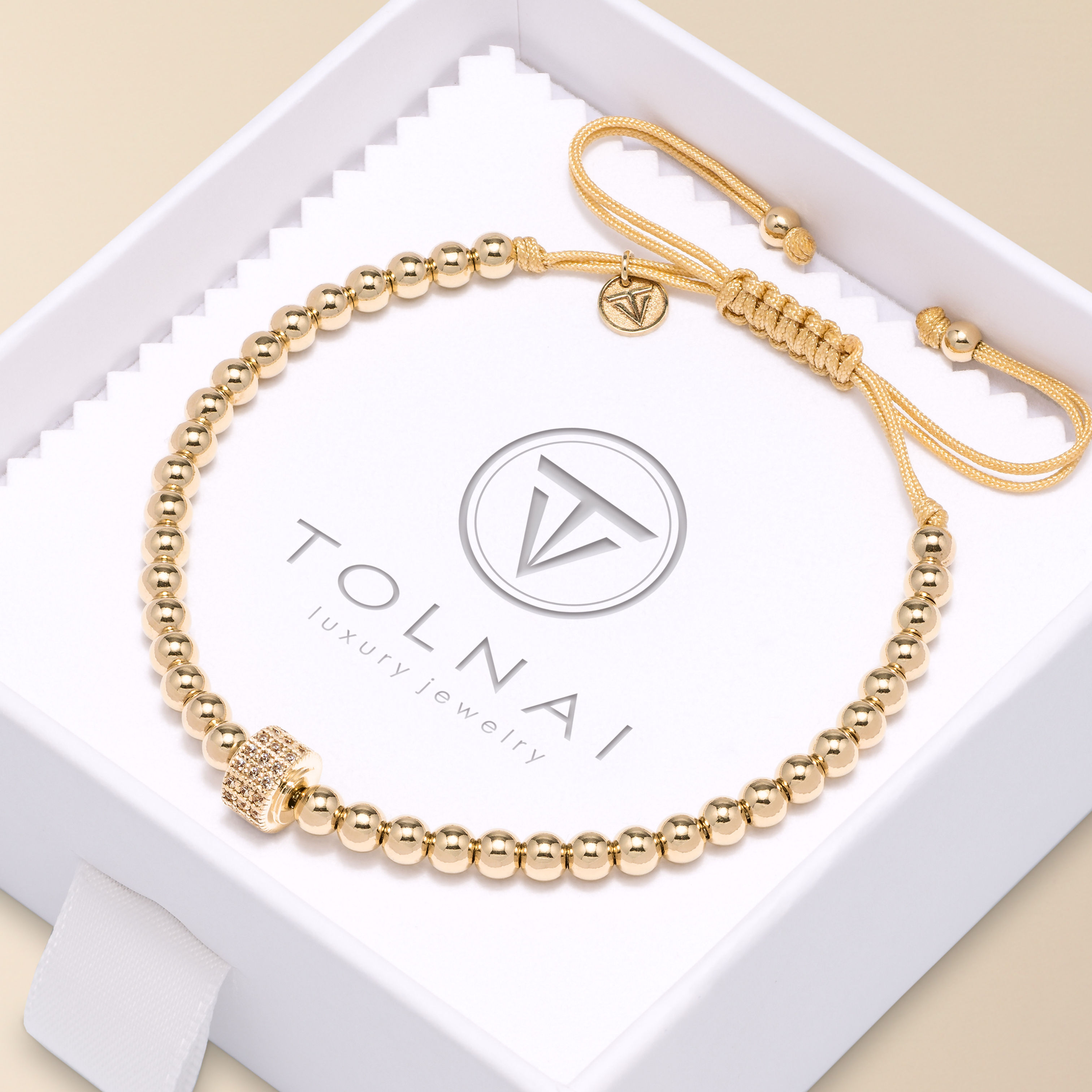 Óra kísérő arany karkötő pezsgő kristály cirkónia kövekkel a valódi luxus kedvelőinek.