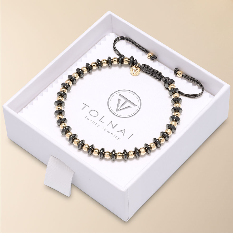 Indexkép: Férfi óra kísérő karkötő 14 karátos arany gyöngyökkel, zsinóros elegáns ékszer.