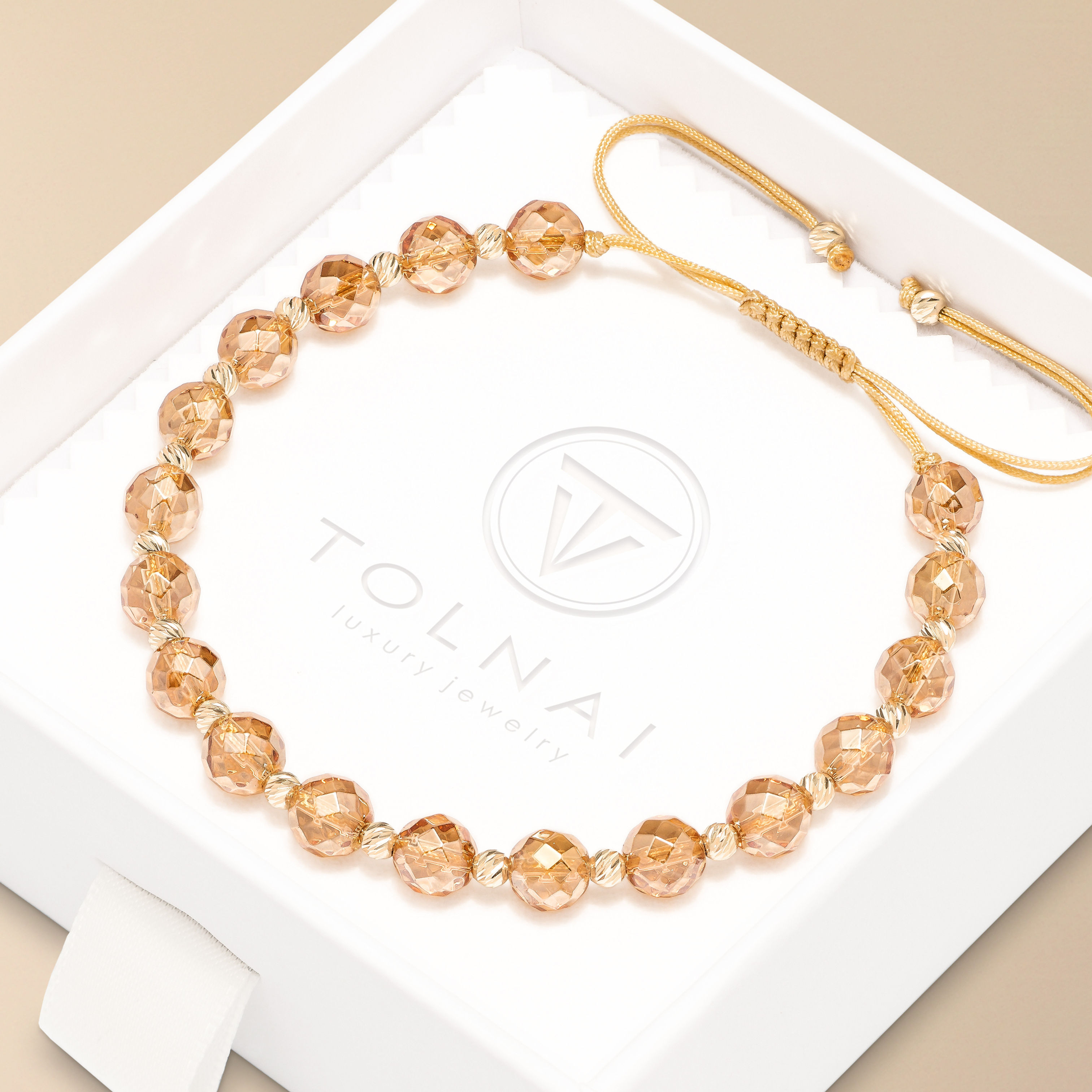 Óra kísérő arany karkötő szikrázó topáz hegyikristály gyöngyökkel, zsinórra fűzve.