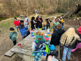 Kindergruppe beim Picknick im Wald