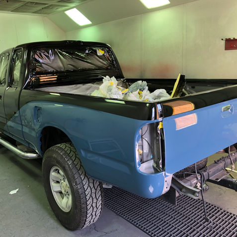 Fahrzeug nach Neulackierung – hochwertige Lackierung mit perfektem Finish.