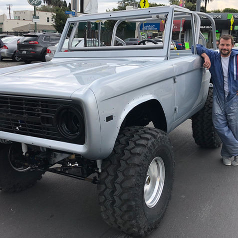 Auto mit neuer Lackierung – glänzende Oberfläche nach professioneller Neulackierung.