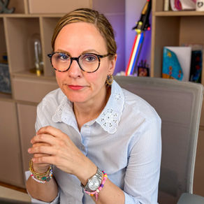 Julia Tatje sitzt am Schreibtisch und schaut leicht genervt