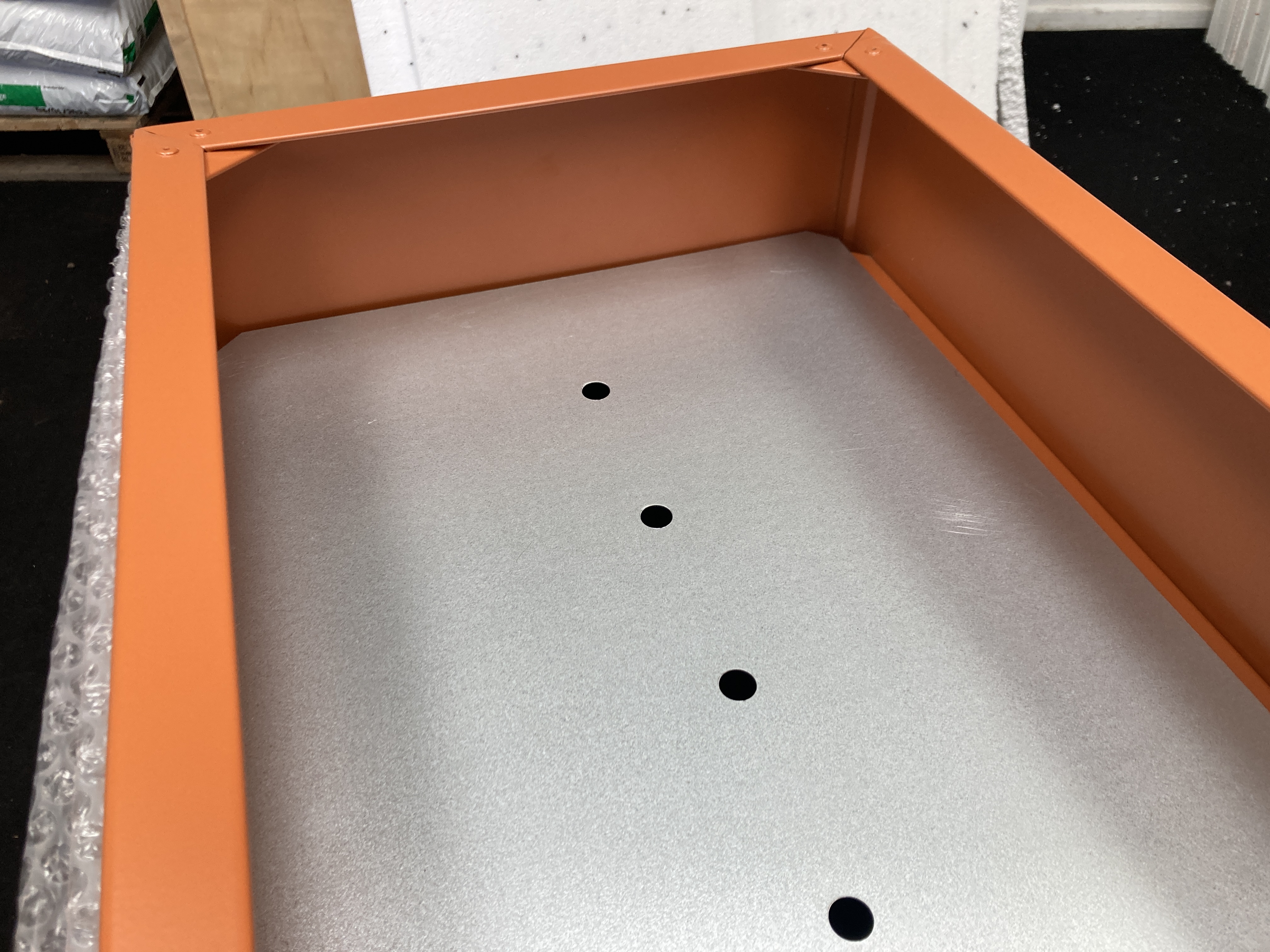 Learn how internal shelves, false bottoms and raised bases are used in deep metal planters, when they are suitable and alternative ways to reduce soil volume and weight.