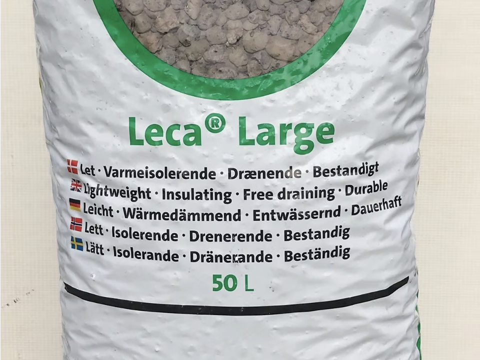 Learn why drainage aggregate is used in planters, why we use LECA instead of gravel and how much LECA is typically required.
