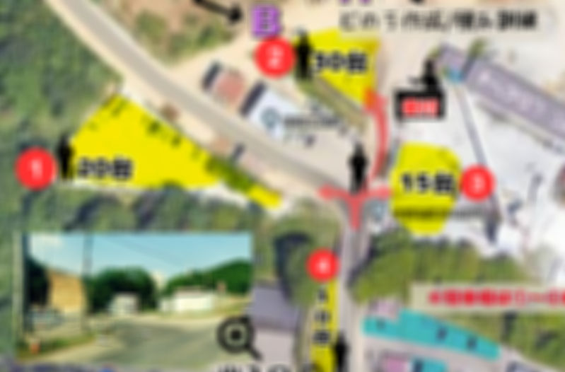 道路交差点周辺の航空写真風地図。黄色や水色の区画に赤い番号マーカーと日本語ラベルがあり、左下に現地写真の挿絵がある】【。