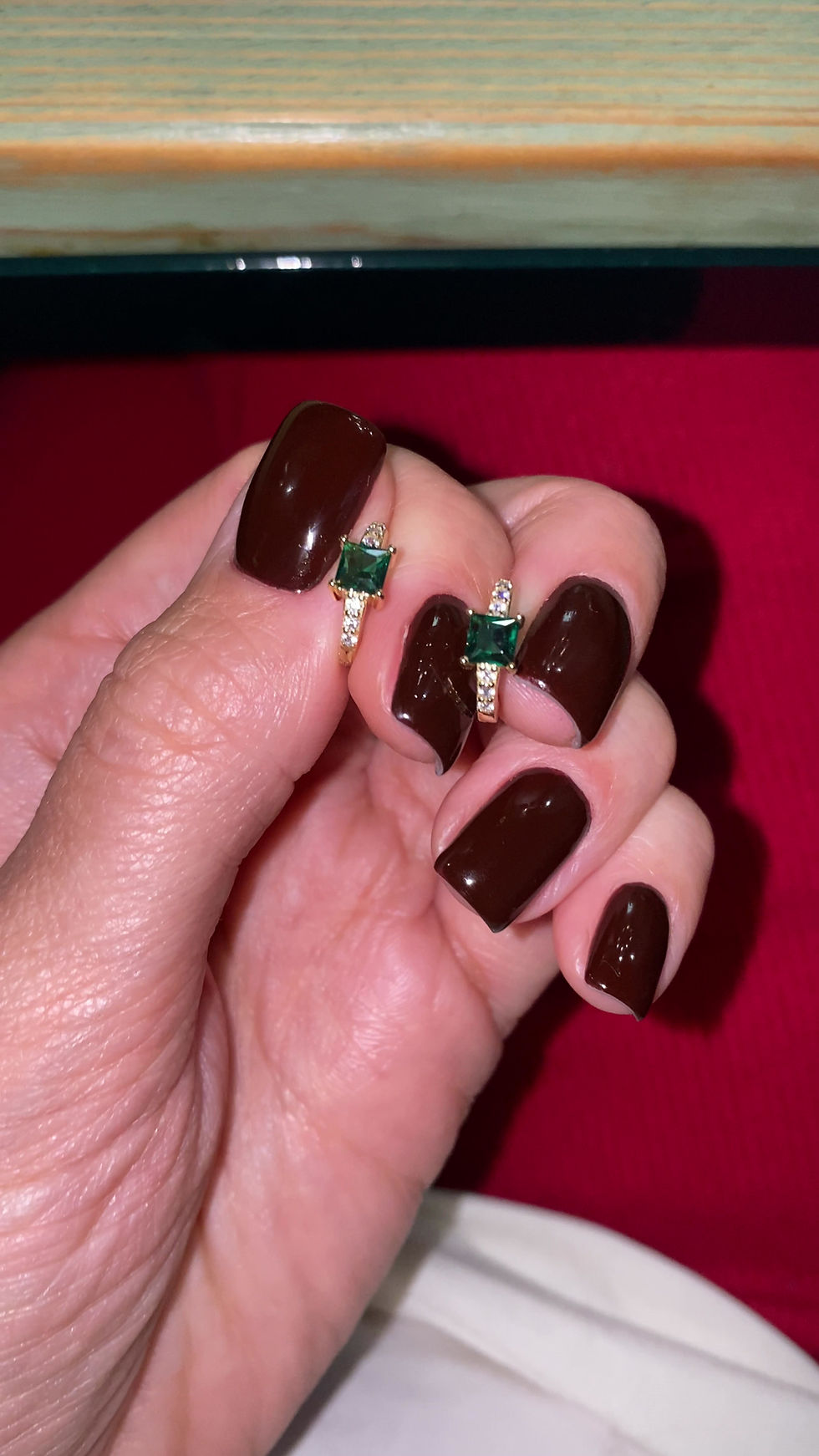 Miniatura: Aretes Tian con esmeralda en chapa de oro