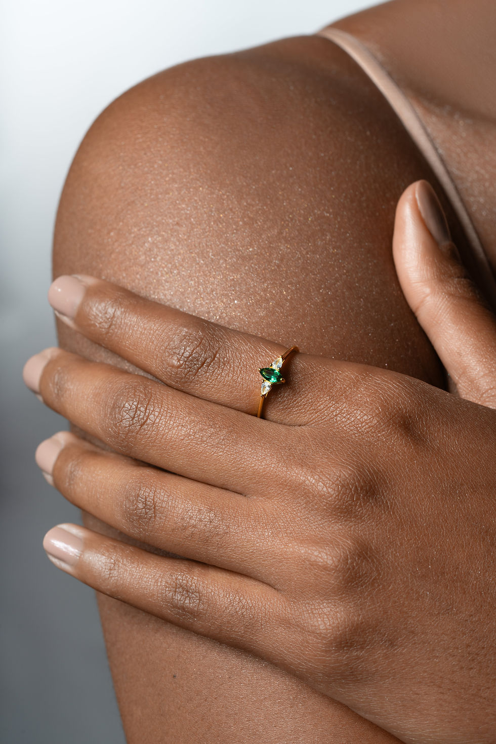 Miniatura: Anillo Dematia con esmeraldas