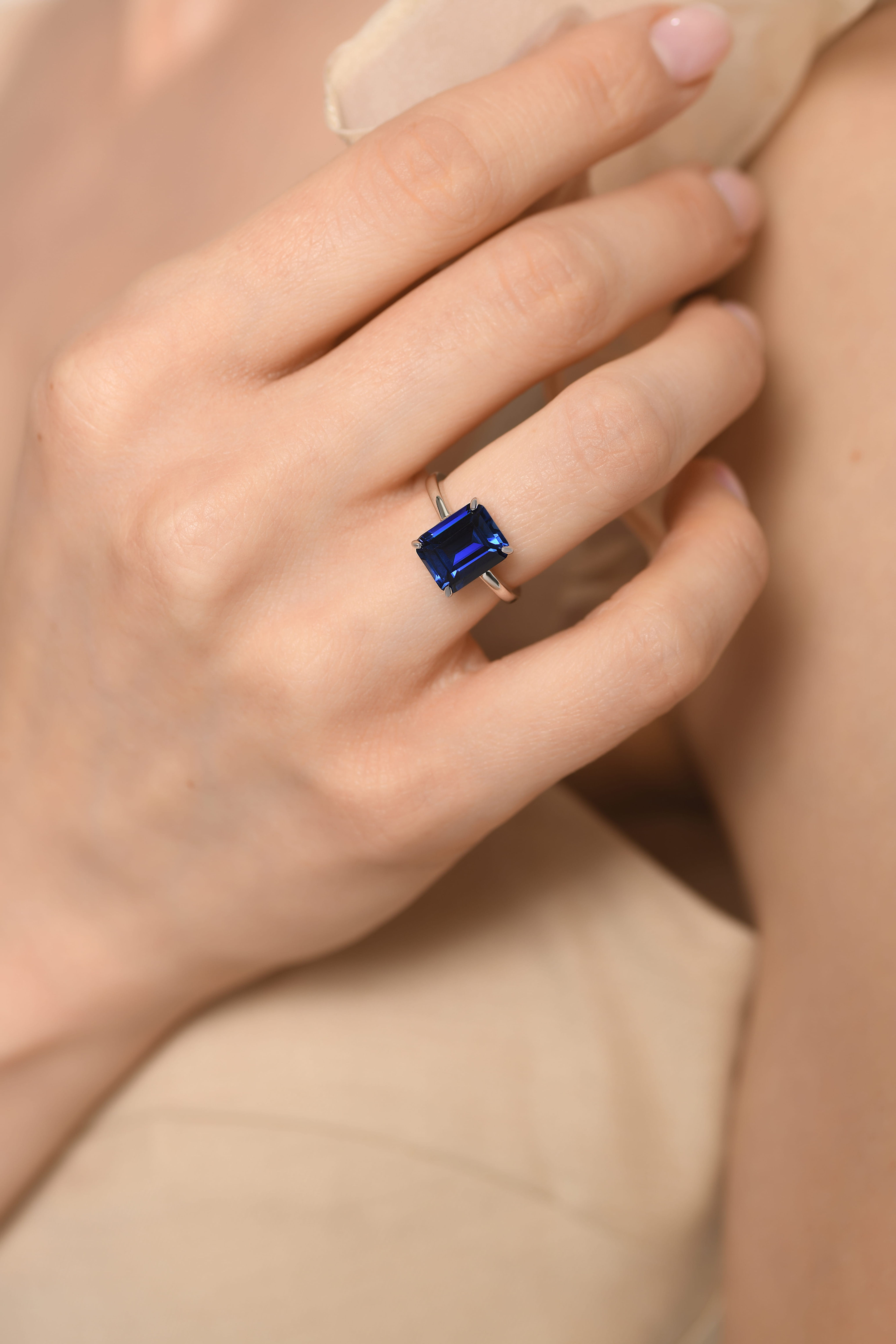 Anillo Deneb con zafiro en oro 14K