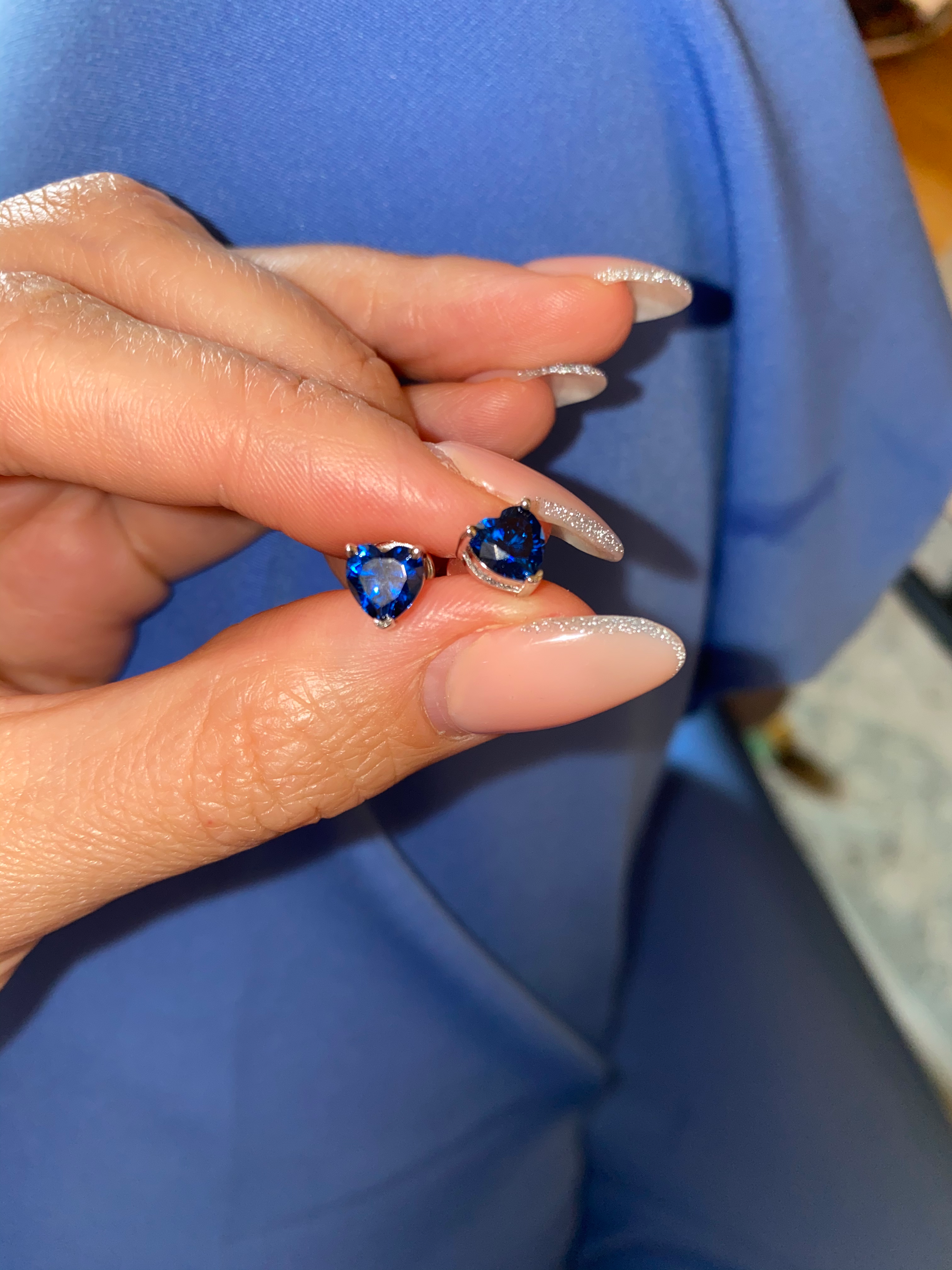 Aretes Elisa con zafiro en forma de corazon