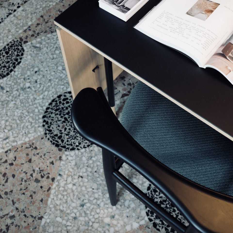 Thumbnail: Finn Juhl, the reading chair Stuhl